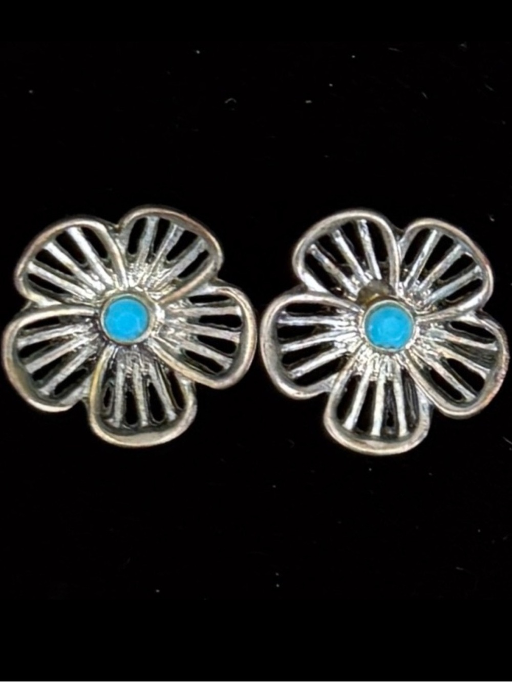 Lightweight silvertone cut out blue accent flower pierced post earrings
